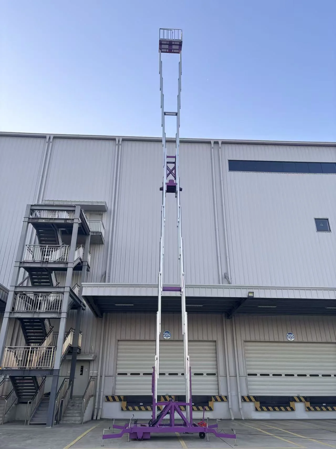 Dubai facade maintenance 22m aluminium mast lift — Chenlift vertical lift UAE