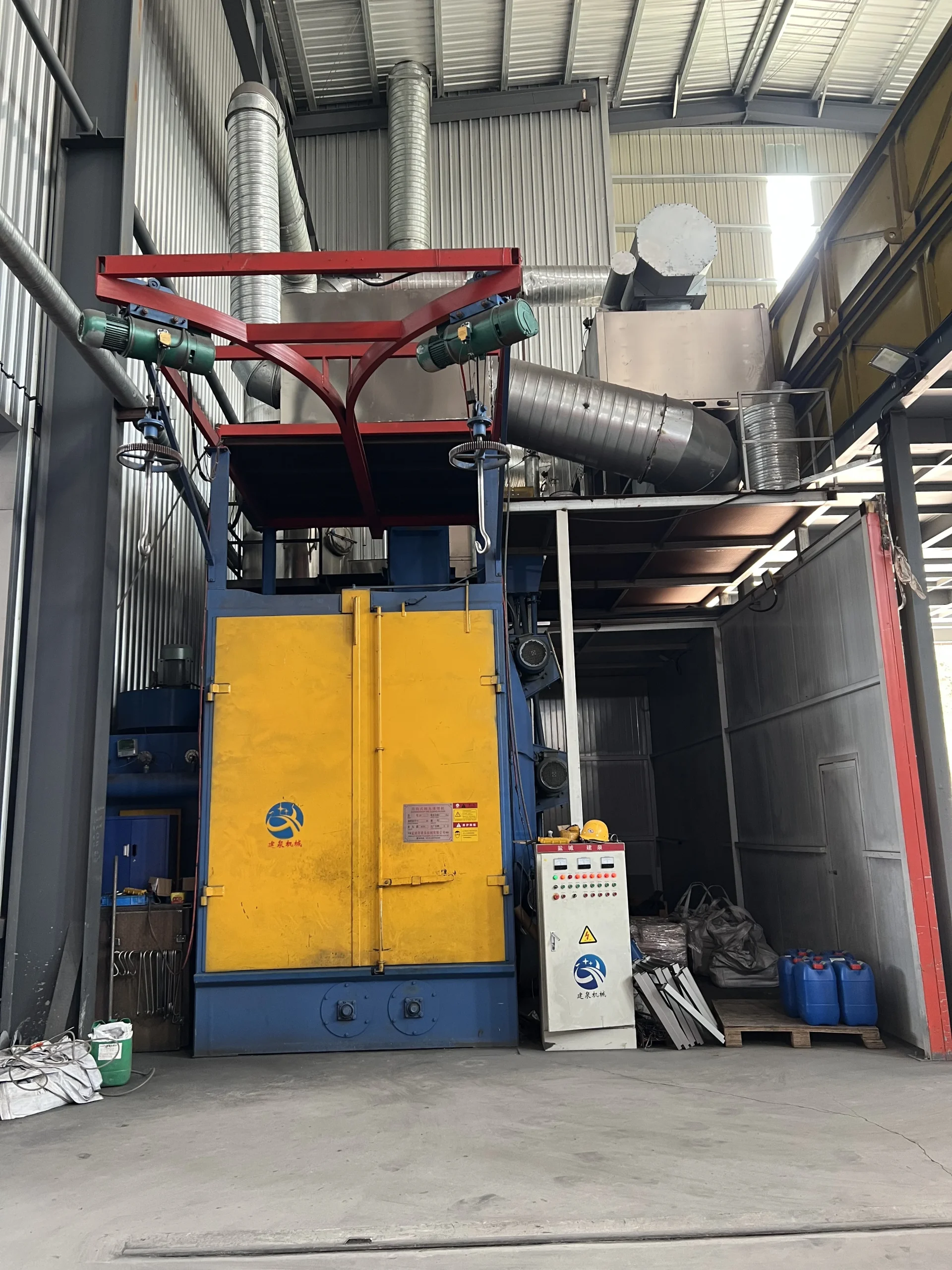 Shot-blast chamber preparing steel surfaces to Sa 2.5