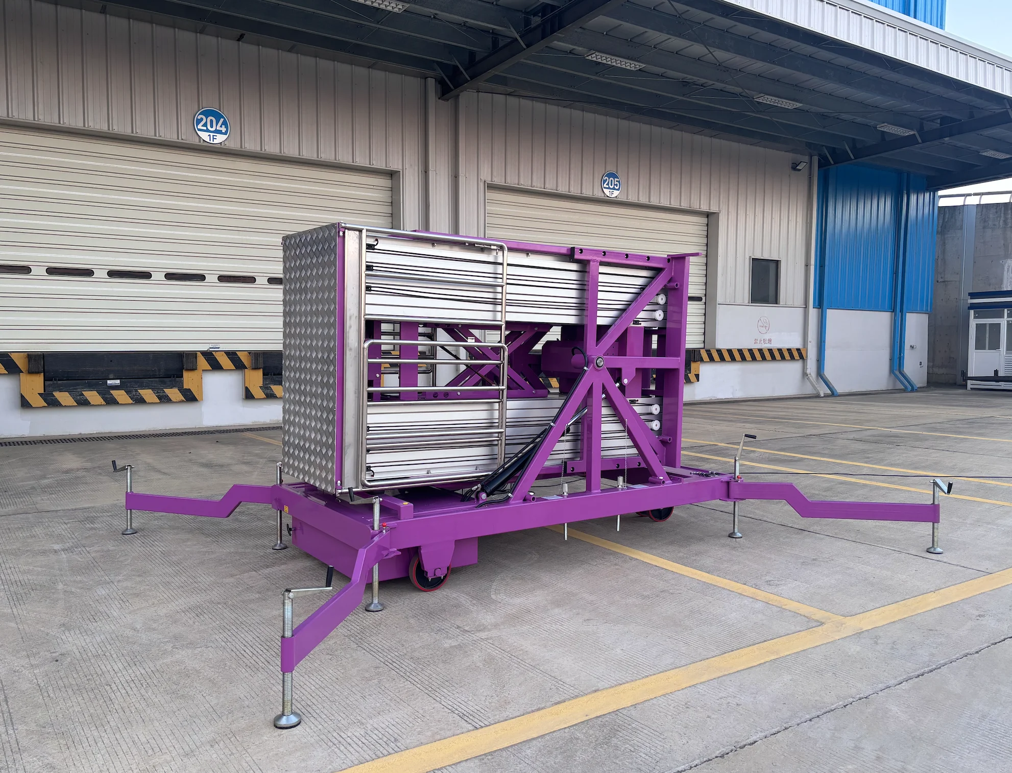 Dubai facade maintenance 22m aluminium mast lift — Chenlift vertical lift UAE