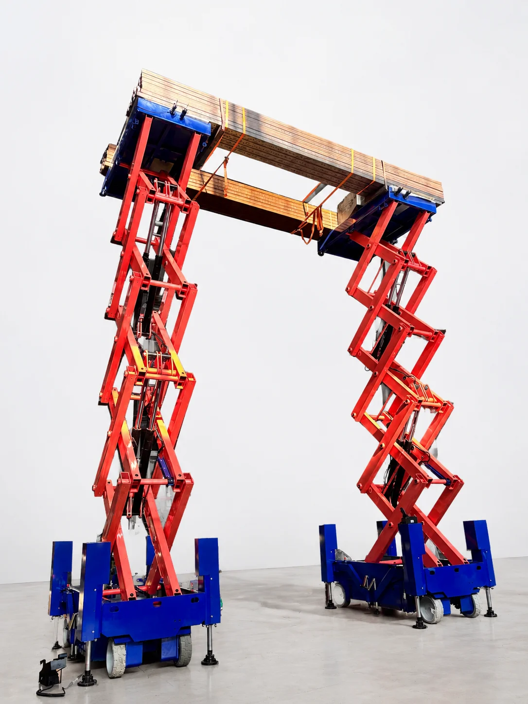 Singapore construction site synchronised scissor lift system — Chenlift custom build