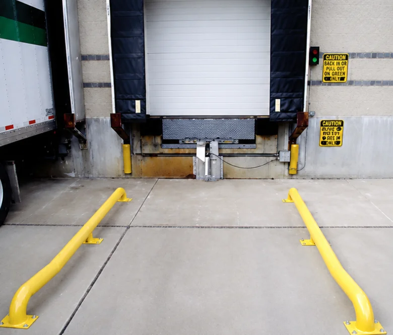Reverse positioning indicator for loading dock