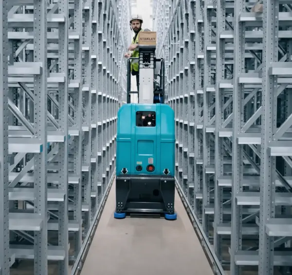 Chenlift MG series mast lift working in a narrow warehouse picking aisle